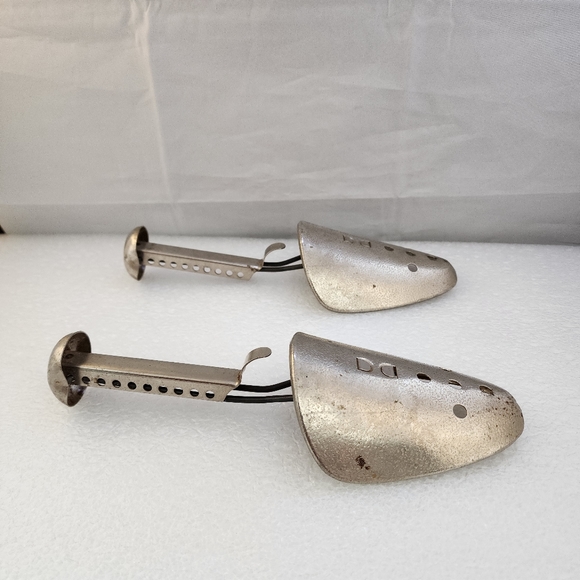 Vtg EKCO Hammered Metal Shoe Tree Shaper Stretcher Adjustable Pair - Picture 5 of 10